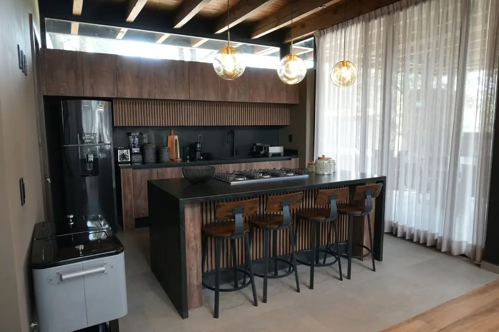 Cocina con barra y bancos altos