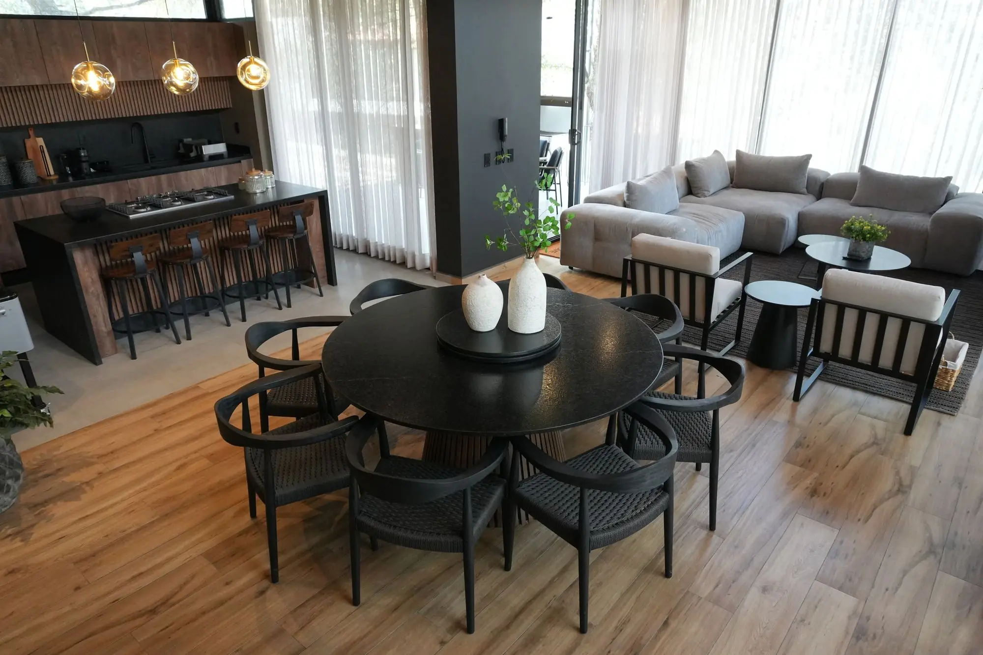 Comedor redondo y sala bajo doble altura