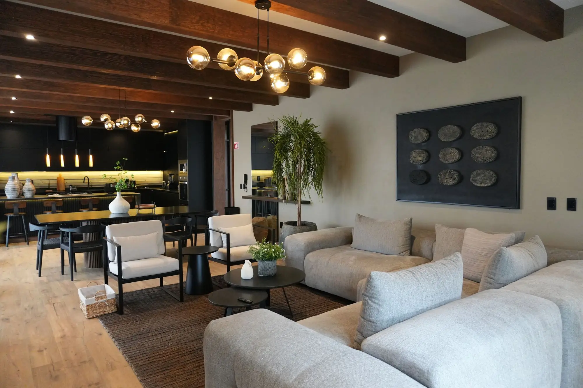 Estancia con vigas de madera y candil