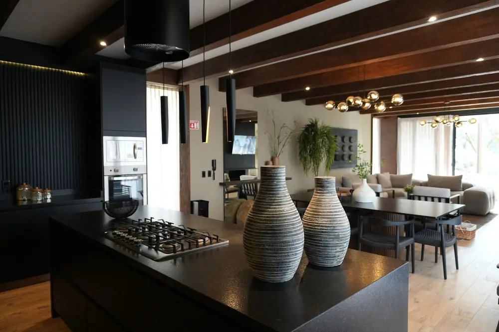 Isla de cocina con vista al comedor