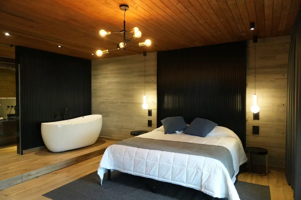 Recámara de The Sanctuary Suite con tina exenta junto a la cama